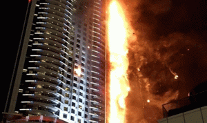 اندلاع حريق في برج سكني بالشارقة في الإمارات (فيديو)