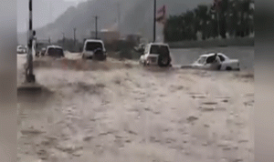 المياه تغرق شوارع الإمارات (فيديو)