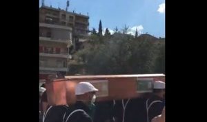 بالفيديو: مراسم لـ “دفن الليرة” خلال مسيرة في زحلة
