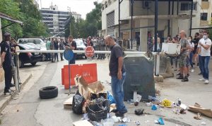 محتجون رموا مستوعبات النفايات امام سرايا جونية