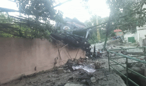 شاحنة تصطدم بجدار أحد المنازل.. قتيل وجرحى في عرسال (صور)