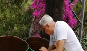 ممثل لبناني يأكل من حاوية النفايات! (فيديو)
