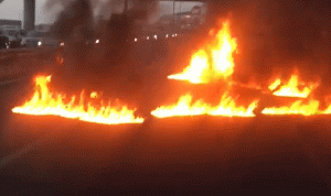 بالفيديو: قطع أوتوستراد الضبية بالإطارات المشتعلة
