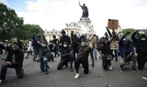 آلاف الفرنسيين يتظاهرون للتنديد بعنف الشرطة