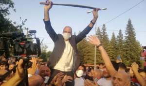 “مكافح الكوفيد 19”.. “دبكة” حسن وسط الحشود تغضب اللبنانيين (فيديو)