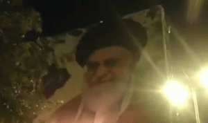 إيرانيون غاضبون يحرقون صورة خامنئي في مشهد (فيديو)