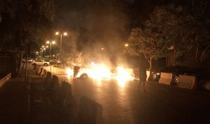 محتجون يشعلون إطارات أمام سراي جونية