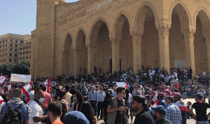 إشكالات بين محتجين ومواطنين عالقين في ساحة الشهداء (فيديو)