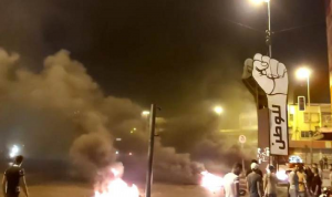 محتجون أشعلوا الإطارات في شوارع طرابلس
