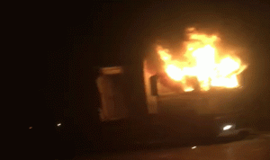 محتجون يحرقون “شاحنات التهريب” في البداوي (فيديو)