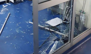 بالصور: غضب وتحطيم زجاج في مستشفى طرابلس إثر وفاة طفل!