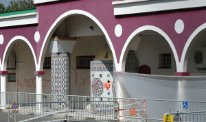 مجهولون يرسمون أشكالا مسيئة على واجهة مسجد في فرنسا (صور)
