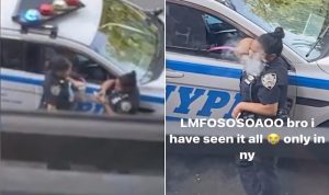 بالفيديو- ضابطتان تدخنان النرجيلة بجانب الاحتجاجات في الولايات المتحدة
