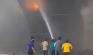 بالفيديو: حريق هائل بمصنع في إيران