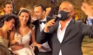 بالفيديو: جوزيف عطية يغني بالكمامة في حفل زفاف!