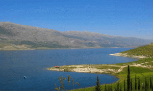بالفيديو: سرقة رمال وبحص من بحيرة القرعون