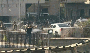 مسلحون يطلقون النار على المتظاهرين في بيروت (فيديو)