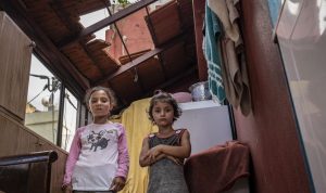 “الاندبندنت”: اللاجئون والعمال المهاجرون الأكثر تضررا من انفجار بيروت