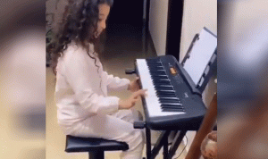 طفلة إماراتية تعزف النشيد الوطني الإسرائيلي على البيانو (فيديو)