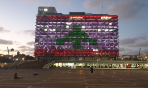 إضاءة مبنى تل أبيب بألوان العلم اللبناني “تضامنًا”