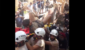 بالفيديو: عصام يخرج حياً من تحت الأنقاض!