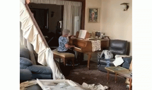 بين الركام والدمار.. سيدة مسنّة تعزف على البيانو في منزلها المهدّم! (فيديو)