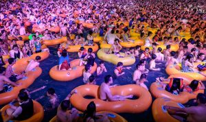 آلاف الصينيين في ووهان يتحدون كورونا ويرقصون في الماء