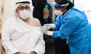 وزير الصحة الإماراتي يتلقى أول جرعة من لقاح كورونا