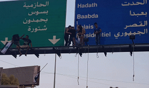 تعليق المشانق على طريق بعبدا (فيديو)