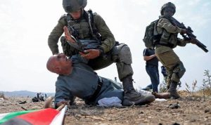 وضع ركبته على رقبة ستيني.. غضب فلسطيني من جندي اسرائيلي