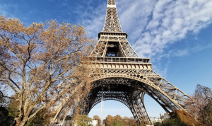 في ذكرى 17 تشرين.. تجمع قرب برج إيفل في باريس (فيديو)