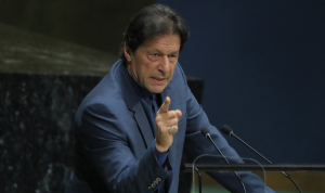 رئيس وزراء باكستان يتعرض لانتقادات بعد إصابته بكورونا