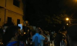 الثوار أمام منزل القاضي صوان: “بدنا قضاء مستقل”! (فيديو)
