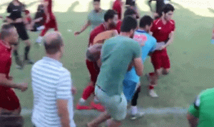 وفاة مدرب مصري على أرض الملعب وأمام نجله (فيديو)