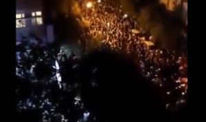  وفاة فنان إيراني معارض تُشعل التظاهرات في طهران (فيديو)