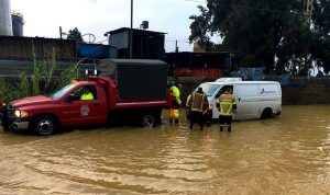 إنقاذ مواطنين علقوا داخل سياراتهم في زوق مكايل بسبب الأمطار