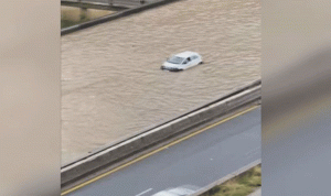 بالفيديو: سيارة تغرق عند نفق نهر الكلب!