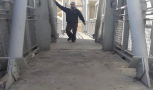 إعادة تركيب جسر المشاة في جبيل