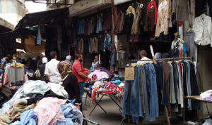سوق “البالة” تزدهر… كيف تدخل إلى لبنان؟
