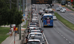 آلاف الأستراليين عالقون داخل سياراتهم بسبب كورونا