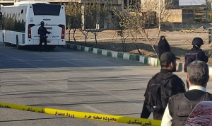 إيران: فار من الشرطة يلجأ إلى حافلة ويحتجز ركابها رهائن