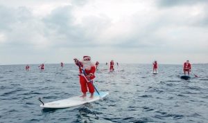 بابا نويل على ألواح التجديف على شاطىء البترون