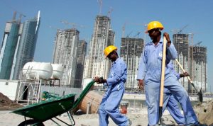 منظمة حقوقية تتهم قطر بانتهاك حقوق مئات العمال