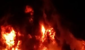 حريق كبير يلتهم عددا من السيارات في طرابلس (فيديو)