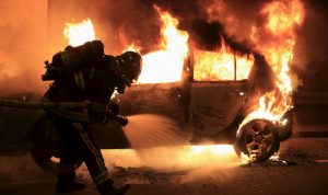 رأس السنة في فرنسا.. إحراق نحو 60 سيارة ومصرع شخص