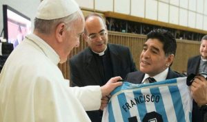 البابا يصف مارادونا بـ”الشاعر”