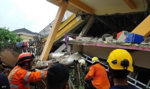 بالصور- قتلى ومئات المصابين في زلزال بإندونيسيا