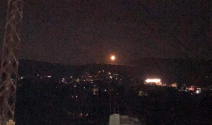 قنابل مضيئة عند حدود ميس الجبل