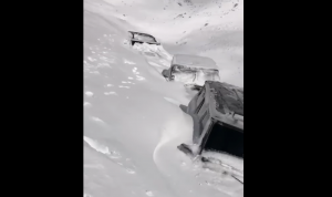 بالفيديو: الثلوج تغمر السيارات على طريق صنين