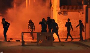 احتجاجات عنيفة تجتاح مدنًا تونسية بسبب الأوضاع الاقتصادية